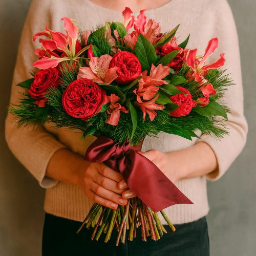 Флористический букет «Рубиновый вечер»